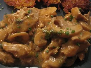 Hähnchen-Champignongeschnetzeltes mit Röstis - Rezept - Bild Nr. 4