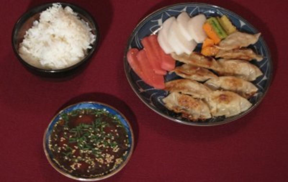 Gyoza mit Reis, Sojasoße, Zitrone und Tsukemono - Rezept