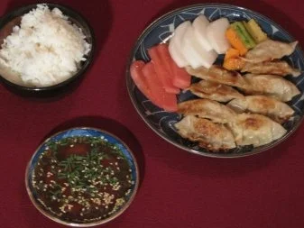 Rezept: Gyoza mit Reis, Sojasoße, Zitrone und Tsukemono Gyoza mit Reis, Sojasoße, Zitrone und Tsukemono - Rezept