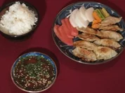 Gyoza mit Reis, Sojasoße, Zitrone und Tsukemono - Rezept