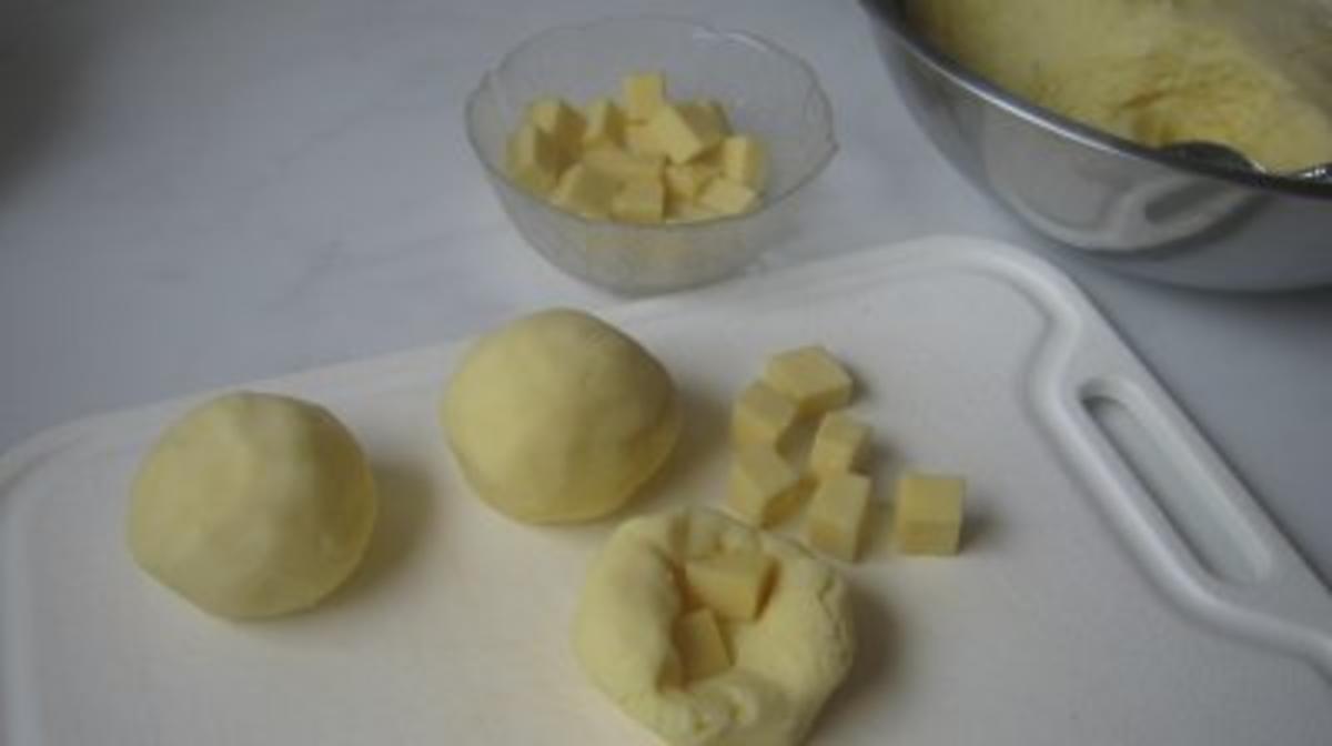 Gefüllte Kartoffel-Käseklöße mit Tomaten-Olivensoße und Bacon - Rezept - Bild Nr. 5