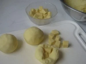 Gefüllte Kartoffel-Käseklöße mit Tomaten-Olivensoße und Bacon - Rezept - Bild Nr. 5