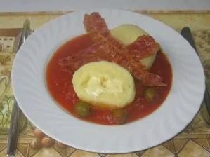 Gefüllte Kartoffel-Käseklöße mit Tomaten-Olivensoße und Bacon - Rezept