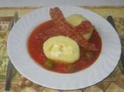 Gefüllte Kartoffel-Käseklöße mit Tomaten-Olivensoße und Bacon - Rezept