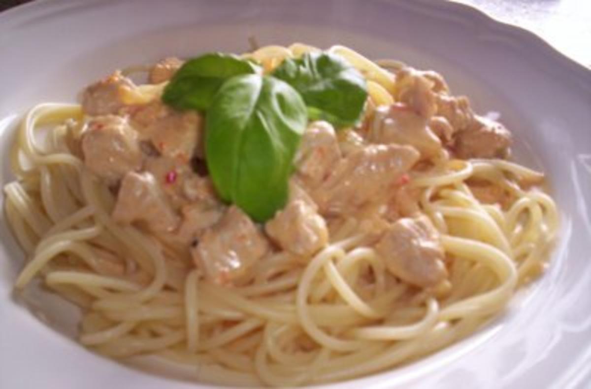 Spaghetti in Chili-Sahne mit Hähnchenbrustfilet - Rezept - kochbar.de