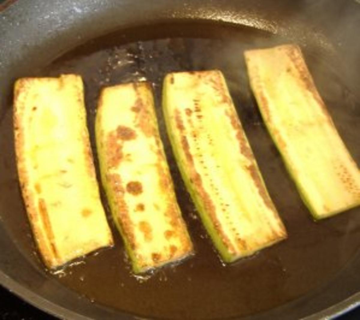 Ziegenkäse mit Zucchini,Walnuß-Parmesankruste und Salatherzen - Rezept - Bild Nr. 2