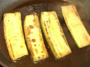 Ziegenkäse mit Zucchini,Walnuß-Parmesankruste und Salatherzen - Rezept - Bild Nr. 2