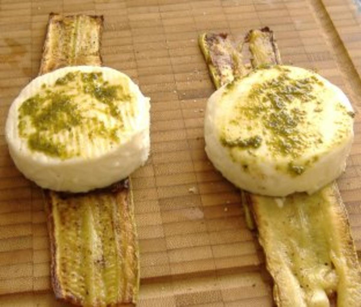 Ziegenkäse mit Zucchini,Walnuß-Parmesankruste und Salatherzen - Rezept - Bild Nr. 3