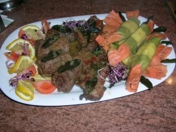 Rezept: Involtini+Saltimbocca nach meiner Art, asiatisch angehaucht an Caramelle tricolore und Wasabi Jus Involtini+Saltimbocca nach meiner Art, asiatisch angehaucht an Caramelle tricolore und Wasabi Jus - Rezept