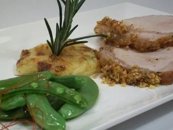 Rücken vom Mangalica-Schwein an Dauphinoise und Erbsenschoten - Rezept