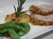 Rücken vom Mangalica-Schwein an Dauphinoise und Erbsenschoten - Rezept