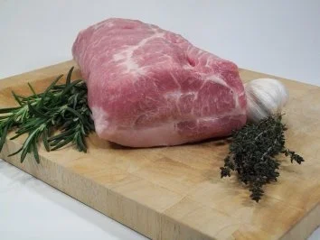 Rücken vom Mangalica-Schwein an Dauphinoise und Erbsenschoten - Rezept - Bild Nr. 3