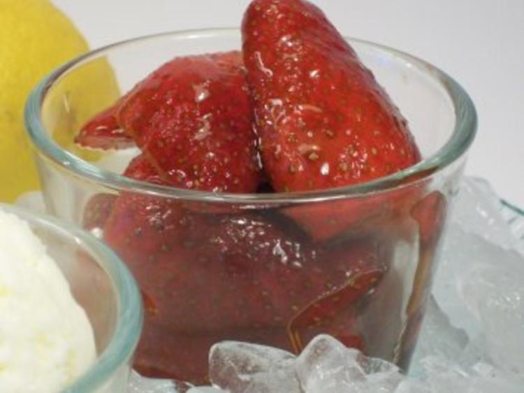 Zitronen-Mascarpone-Eiscreme zu Chili-Erdbeeren - Rezept - kochbar.de