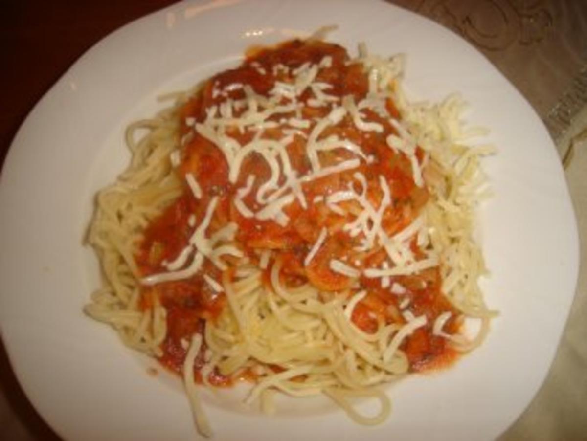 SPAGHETTI MIT EINE SCHNELLE TOMATEN SOSSE - Rezept - kochbar.de