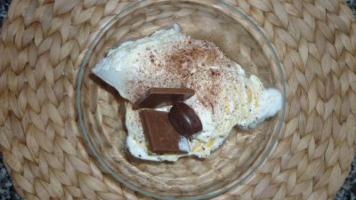 Joghurt-Eis mit Karamelllikör - Rezept