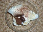 Joghurt-Eis mit Karamelllikör - Rezept