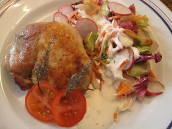 Gefülltes Schweineschnitzel natur mit roten Zwiebeln - Rezept