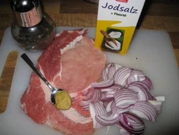 Gefülltes Schweineschnitzel natur mit roten Zwiebeln - Rezept - Bild Nr. 2