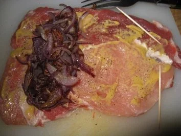 Gefülltes Schweineschnitzel natur mit roten Zwiebeln - Rezept - Bild Nr. 4