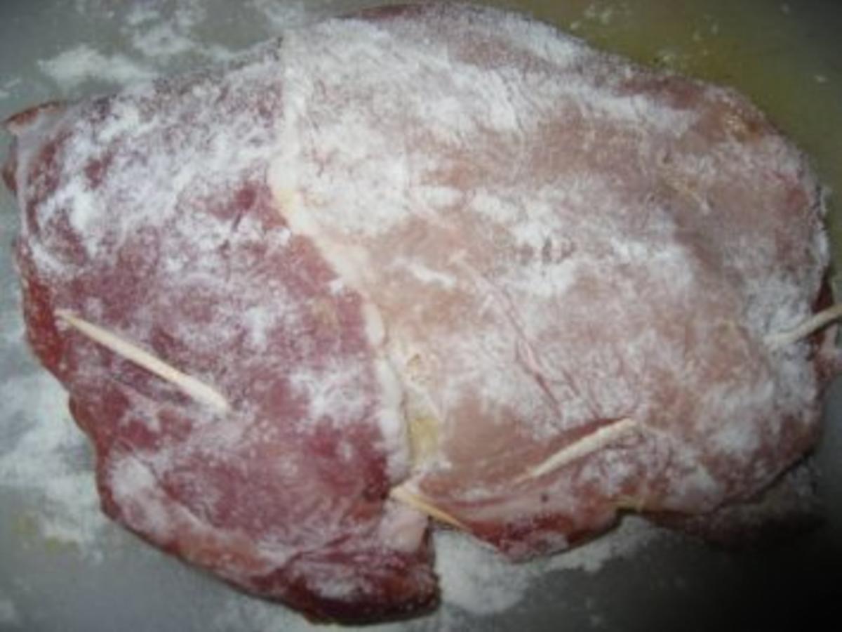 Gefülltes Schweineschnitzel natur mit roten Zwiebeln - Rezept - kochbar.de