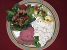 Roastbeef mit Remoulade und Roquefort-Kartoffeln, dazu Feldsalat - Rezept