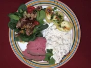 Roastbeef mit Remoulade und Roquefort-Kartoffeln, dazu Feldsalat - Rezept