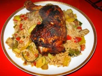 Hähnchenkeule gegrillt auf buntem Gemüsereis - Rezept