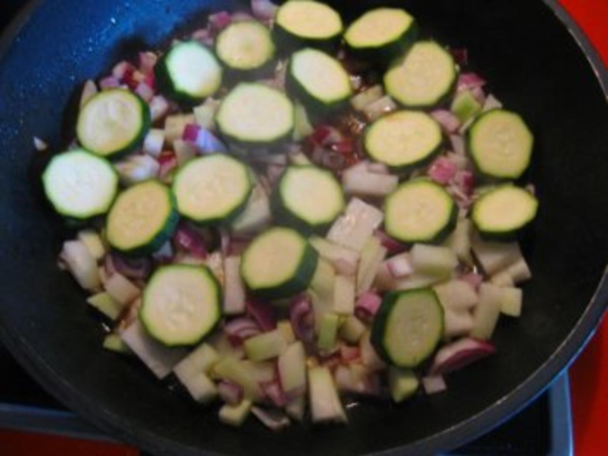 Hähnchenkeule gegrillt auf buntem Gemüsereis - Rezept - kochbar.de