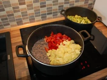 Rezept: Bauerntopf mit Hackfleisch, Pilzen und Paprika Bild Nr. 2 Bauerntopf mit Hackfleisch, Pilzen und Paprika - Rezept - Bild Nr. 2