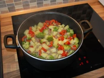 Rezept: Bauerntopf mit Hackfleisch, Pilzen und Paprika Bild Nr. 3 Bauerntopf mit Hackfleisch, Pilzen und Paprika - Rezept - Bild Nr. 3