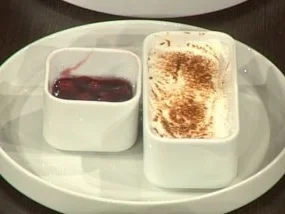 Rezept: Vanillecreme mit flambierten Schattenmorellen (Marion Kracht) Vanillecreme mit flambierten Schattenmorellen (Marion Kracht) - Rezept