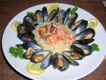 Capellini No 1 mit Meeresfrüchten - umrandet von frischen Muscheln, jedoch auf meine Art -  lecker - Rezept
