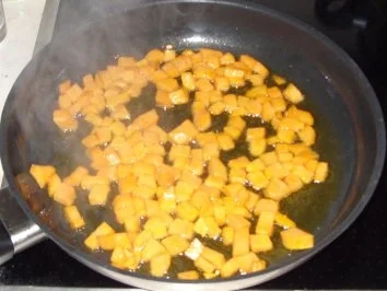 Rezept: Pfannengericht - Süsskartoffel-Bratwurst-Pfanne Bild Nr. 2 Pfannengericht - Süsskartoffel-Bratwurst-Pfanne - Rezept - Bild Nr. 2