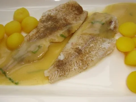 Fischfilet mit Kartoffel Kräuter Nage und Kurkuma Kartoffeln - Rezept