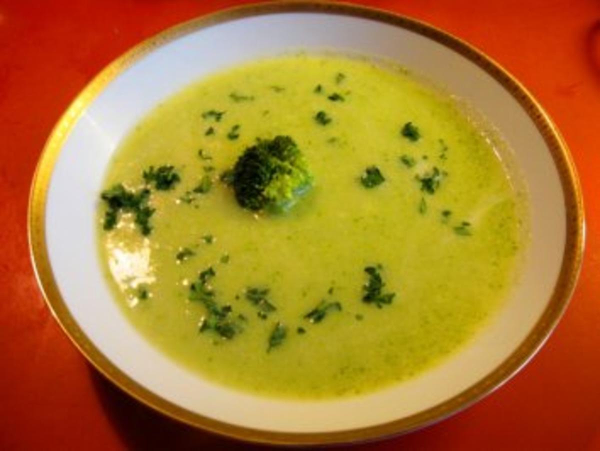 Broccolicremesuppe mit Broccoli frisch und Brühe - Rezept - kochbar.de