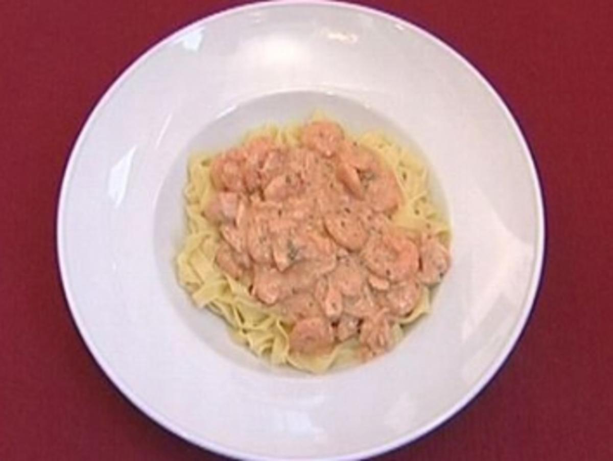 Pasta mit einer Lachs-Scampi-Soße (Daniel Hartwich) - Rezept