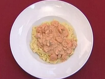Pasta mit einer Lachs-Scampi-Soße (Daniel Hartwich) - Rezept