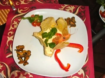 Kalte Thunfischsuppe im Parmesanschälchen - Rezept - Bild Nr. 2