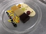 Bunte Grütze mit Vanillesoße und Balsamicosirup - Rezept