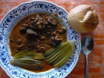 Rotweinrindergulasch mit Pfifferlingen und Kumquats - Rezept