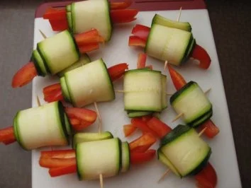 Zucchiniröllchen. - Rezept