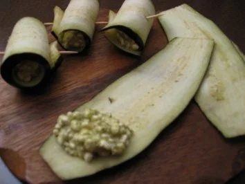 Rezept: Auberginenröllchen mit Pesto und Frischkäse Auberginenröllchen mit Pesto und Frischkäse - Rezept