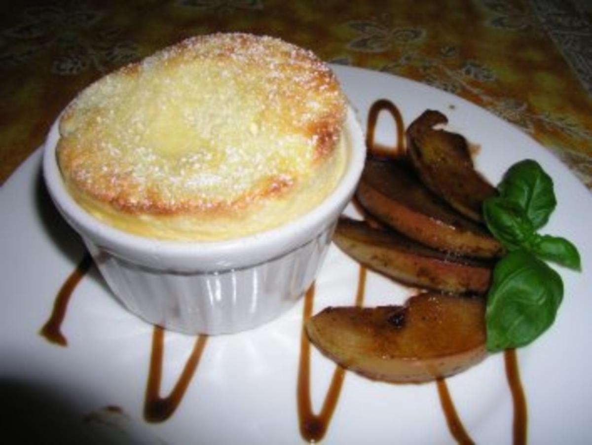 Quarksoufflé mit karamelisierten Apfelspalten - Rezept - kochbar.de