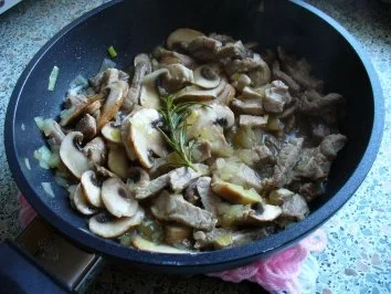 Rezept: Geschnetzeltes im Farfalle-Nest Bild Nr. 2 Geschnetzeltes im Farfalle-Nest - Rezept - Bild Nr. 2