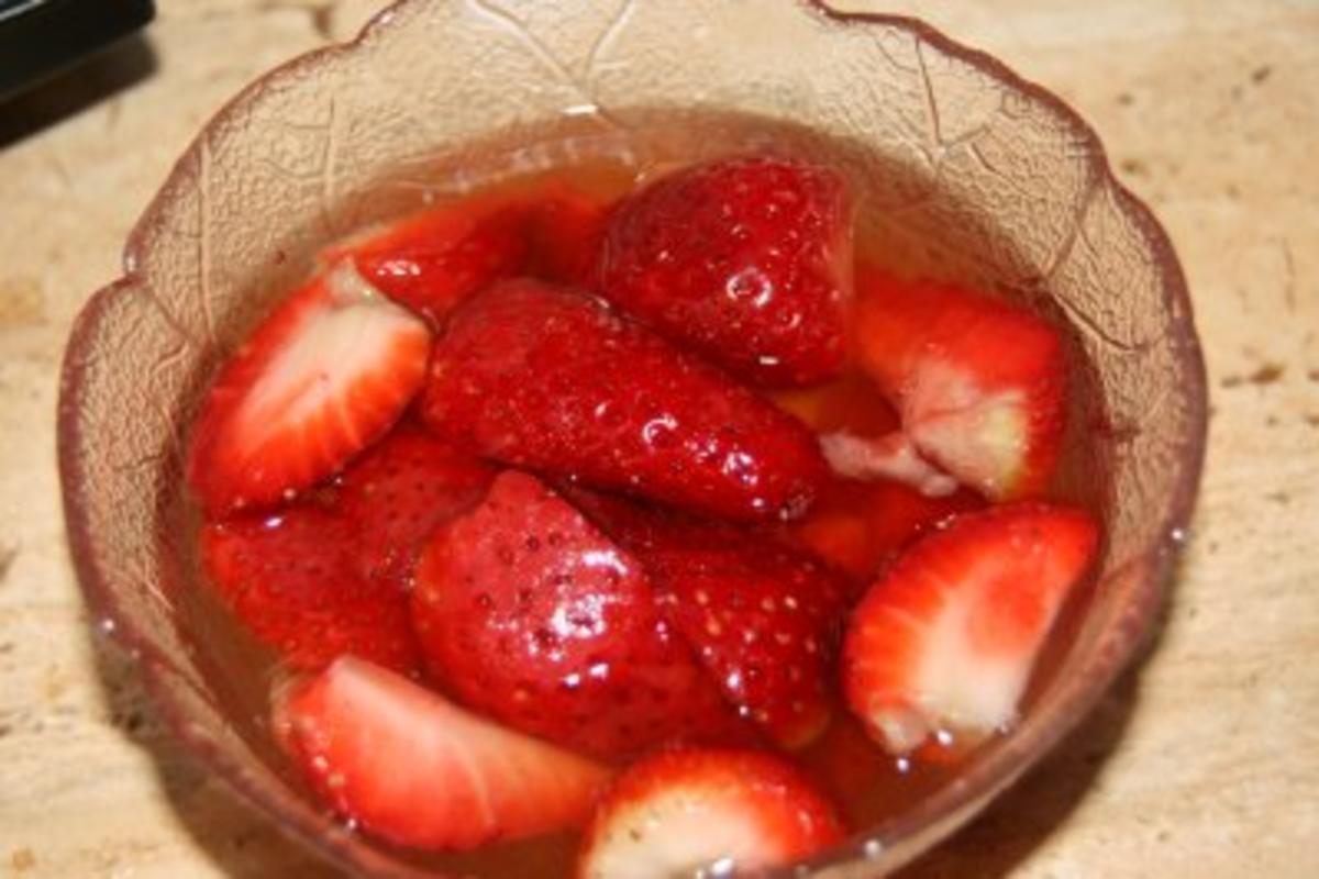 Dessert: Erdbeersülze mit Mascarpone-Vanille-Soße - Rezept - Bild Nr. 5