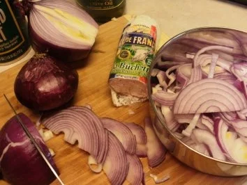 Rezept: Biscuit Koerbchen gefuelt mit roter Zwiebel und Ziegekaese- Serviert mit gefuellter Bockwurst Bild Nr. 6 Biscuit Koerbchen gefuelt mit roter Zwiebel und Ziegekaese- Serviert mit gefuellter Bockwurst - Rezept - Bild Nr. 6