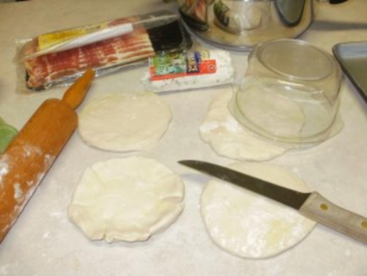 Biscuit Koerbchen gefuelt mit roter Zwiebel und Ziegekaese-  Serviert mit gefuellter Bockwurst - Rezept - Bild Nr. 3