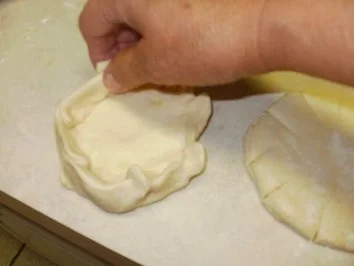 Rezept: Biscuit Koerbchen gefuelt mit roter Zwiebel und Ziegekaese- Serviert mit gefuellter Bockwurst Bild Nr. 4 Biscuit Koerbchen gefuelt mit roter Zwiebel und Ziegekaese- Serviert mit gefuellter Bockwurst - Rezept - Bild Nr. 4