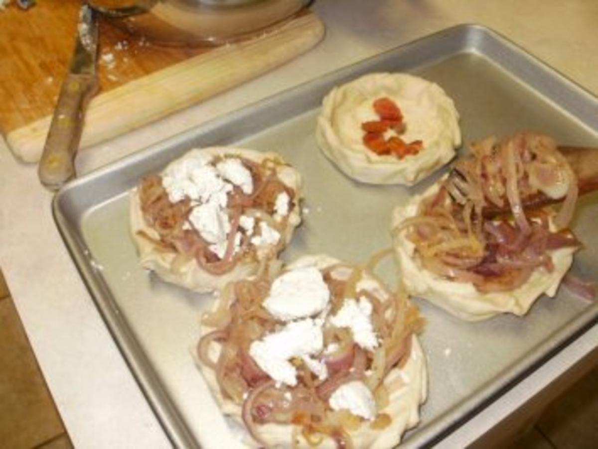 Biscuit Koerbchen gefuelt mit roter Zwiebel und Ziegekaese-  Serviert mit gefuellter Bockwurst - Rezept - Bild Nr. 8