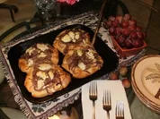 Biscuit Koerbchen gefuelt mit roter Zwiebel und Ziegekaese-  Serviert mit gefuellter Bockwurst - Rezept